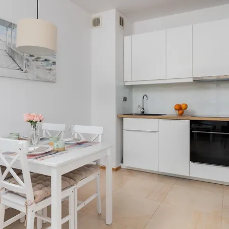 Beautiful Czarnieckiego With Balcony By Renters Apartamento
