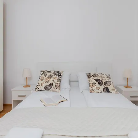 Apartamento Beautiful Czarnieckiego With Balcony By Renters